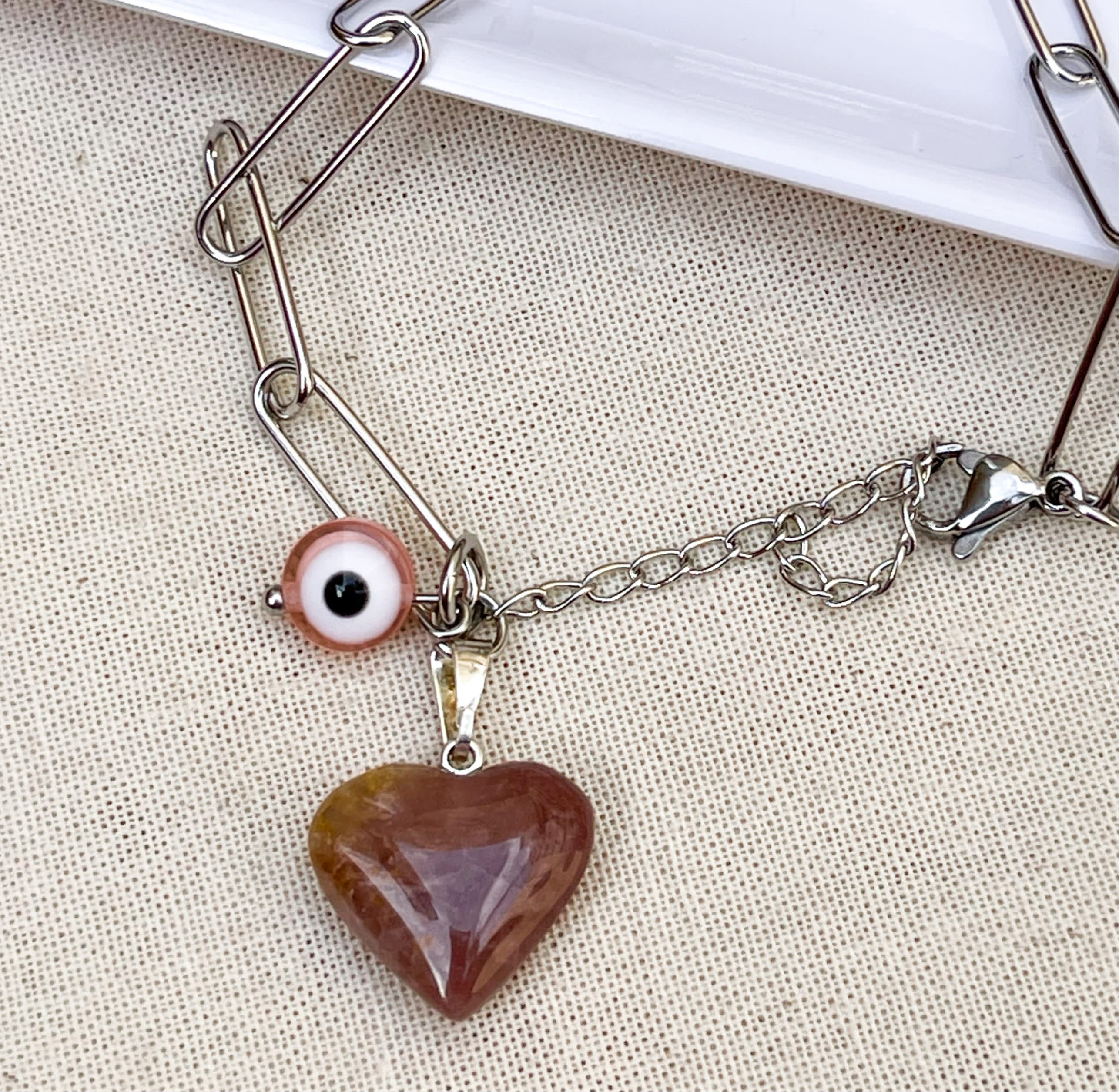 Pulsera con corazón de cuarzo rojo y ojito protector 