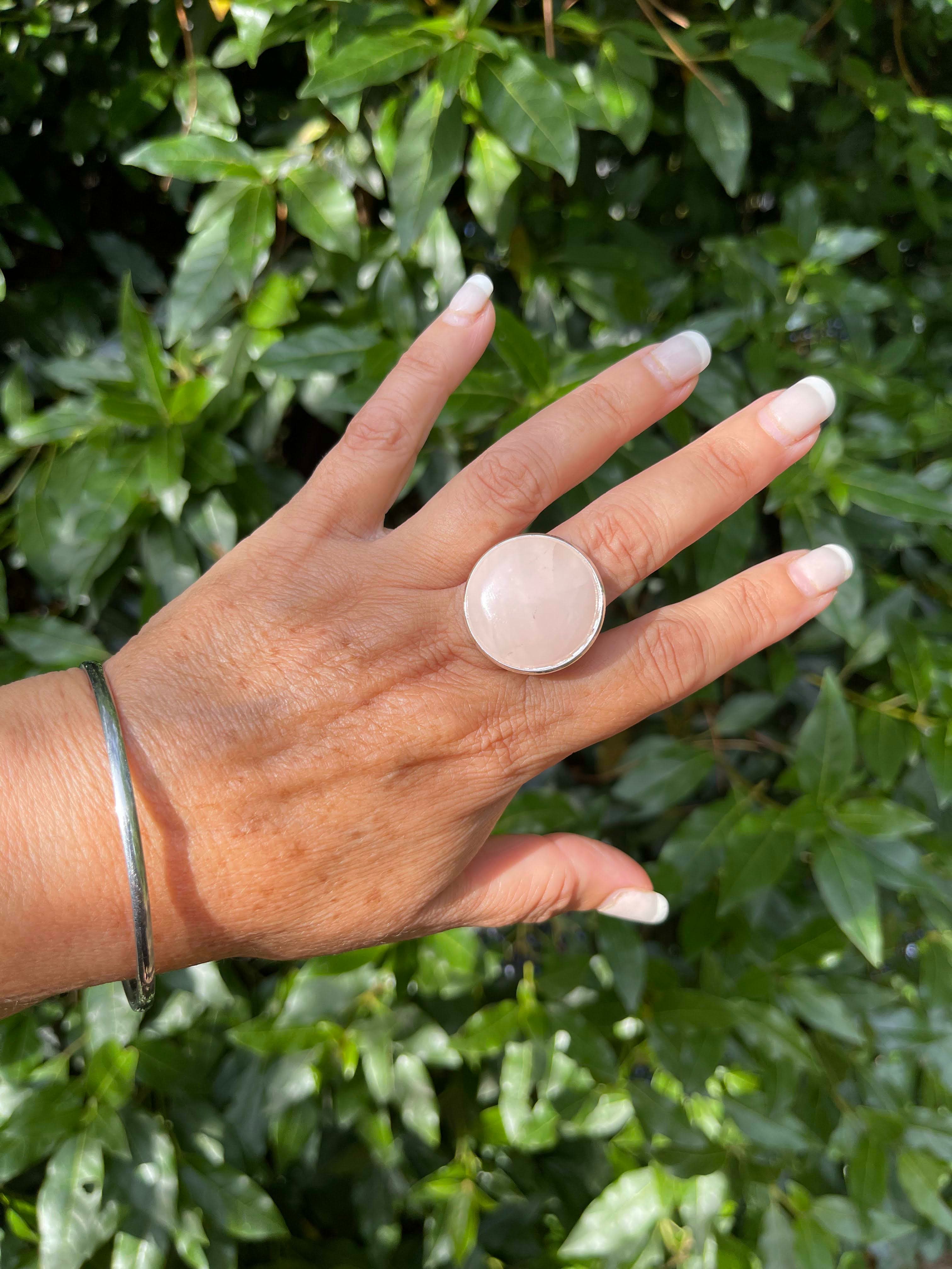 Anillo circular de acero blanco con cuarzo rosa