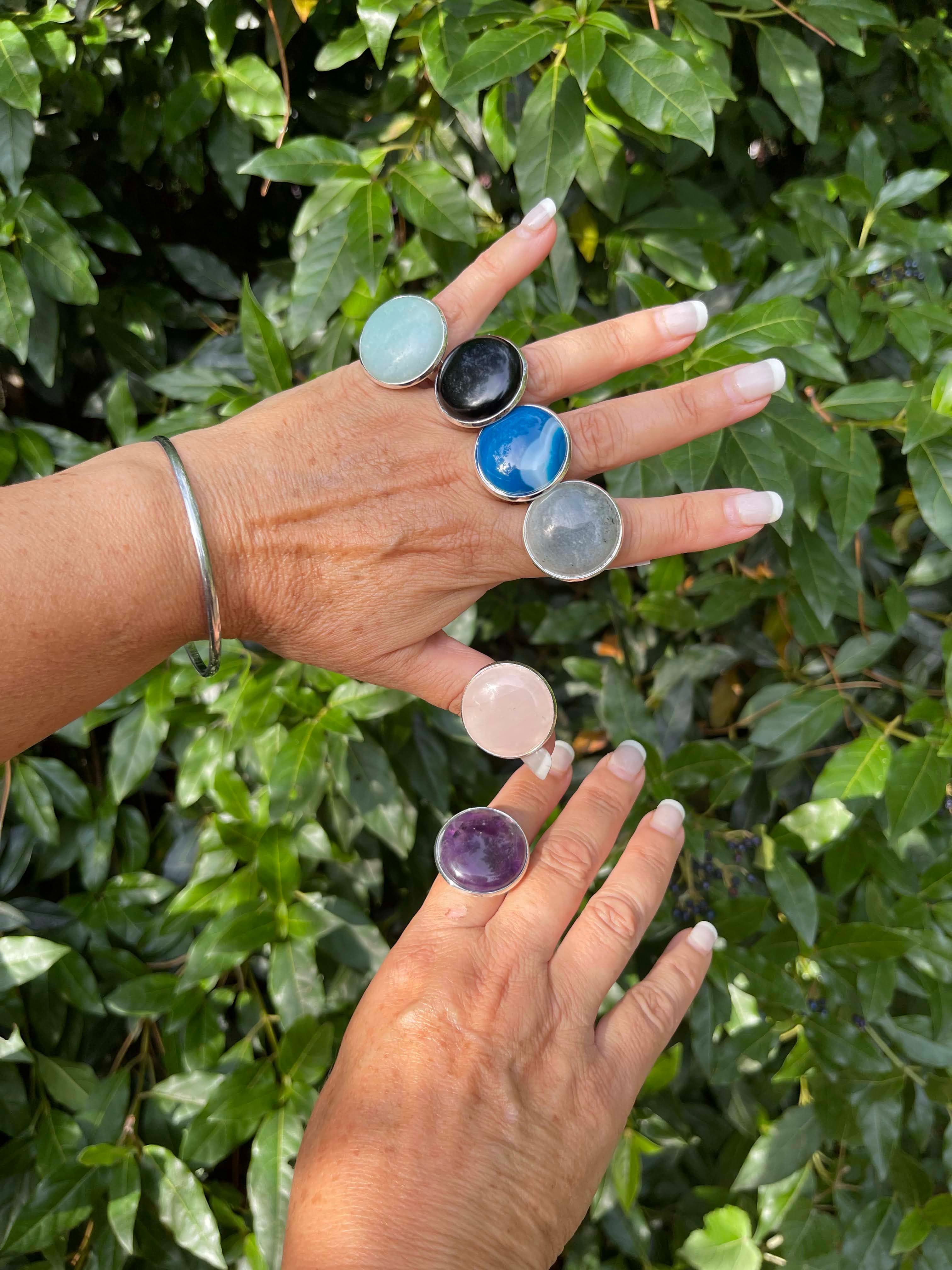 Imagen secundaria del producto Anillos circulares con piedras varias